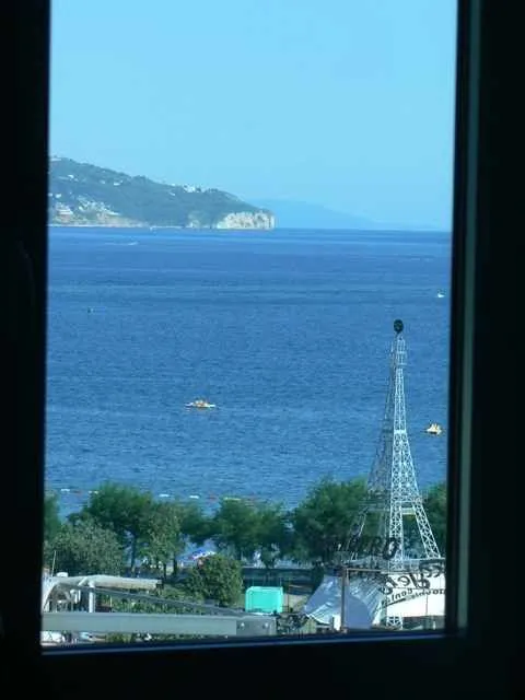 Pogled na more kroz prozor.