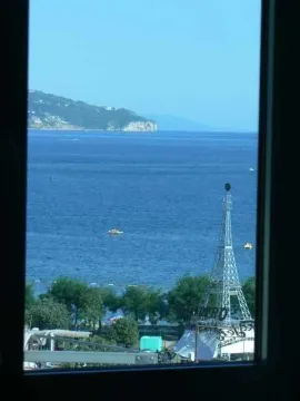 Pogled na more kroz prozor. - image 2