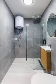 Moderne kupatilo sa tuš kabinom, umivaonikom i bojlerom. - image 12