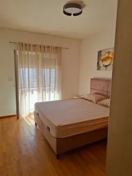 Furnished bedroom with a double bed and access to the terrace. - image 3