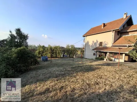 Pogled na dvorište i spoljašnjost kuće sa travnjakom i zelenilom. - image 3