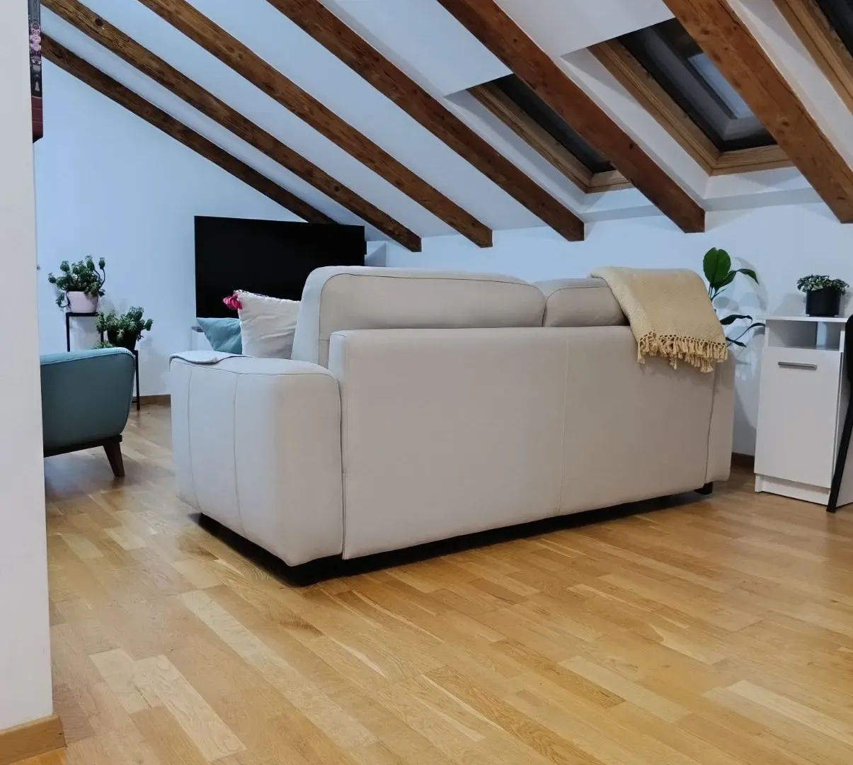 Rent, two bedroom apartment, 88m², Kalimanj, Tivat