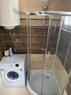 Manje kupatilo sa tuš kabinom, bojlerom i veš mašinom. - image 10