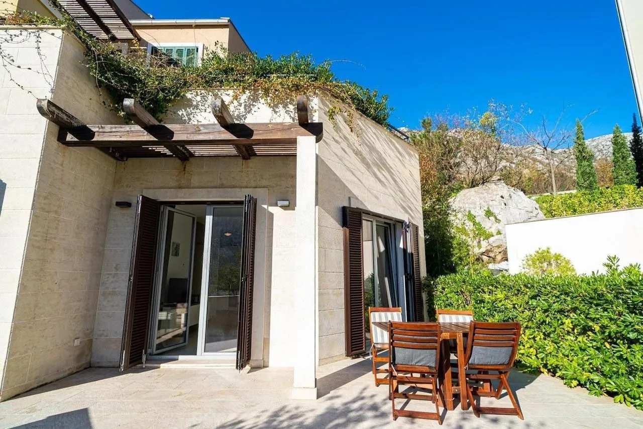 Prodaja, dvosoban stan, 84m², Morinj, Kotor