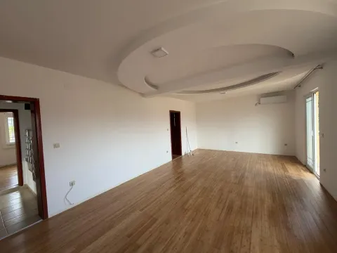 Prostrana prazna dnevna soba sa drvenim podom i spuštenim plafonom. - image 18