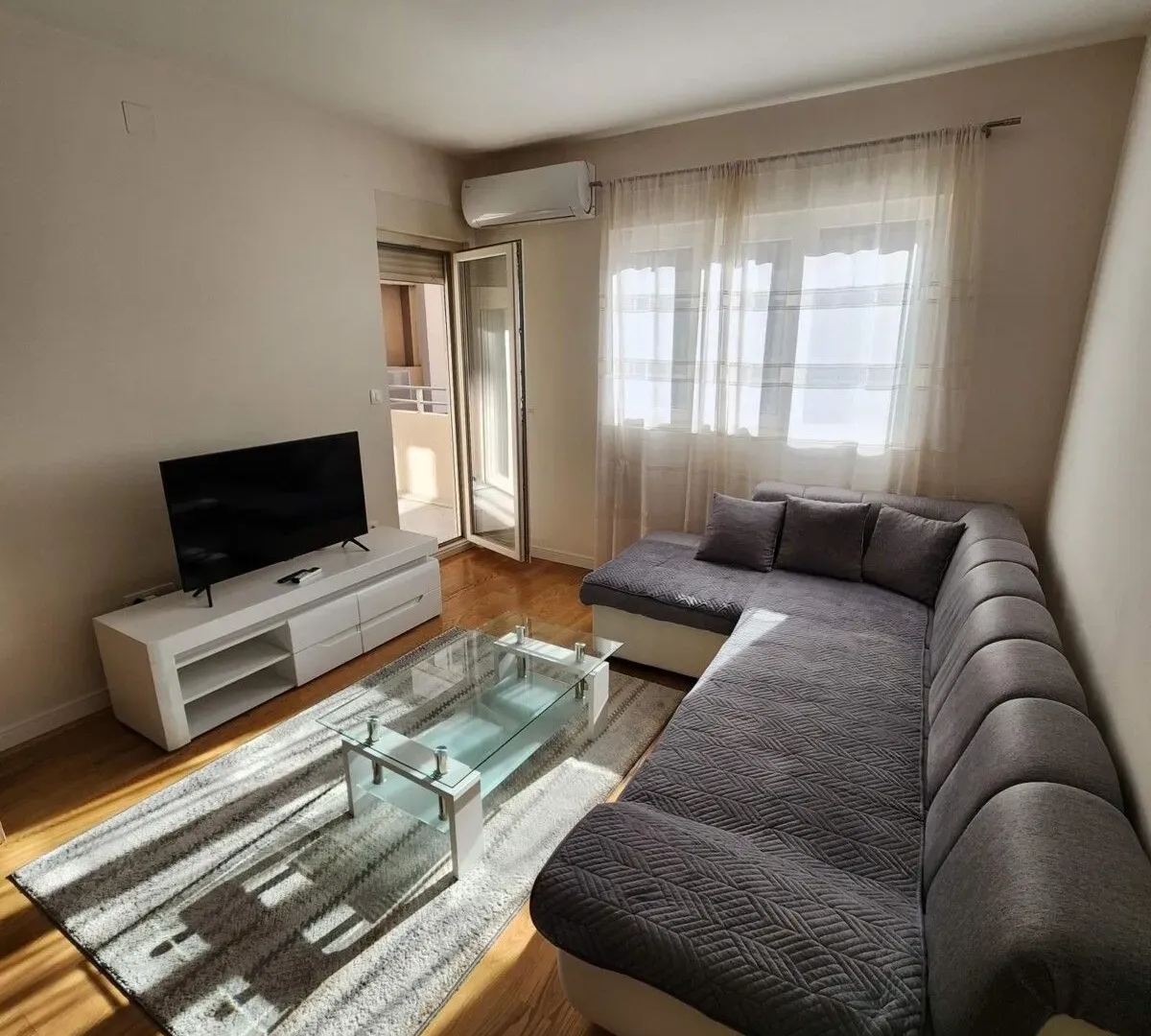 Izdavanje, jednosoban stan, 47m², Central Point, Podgorica