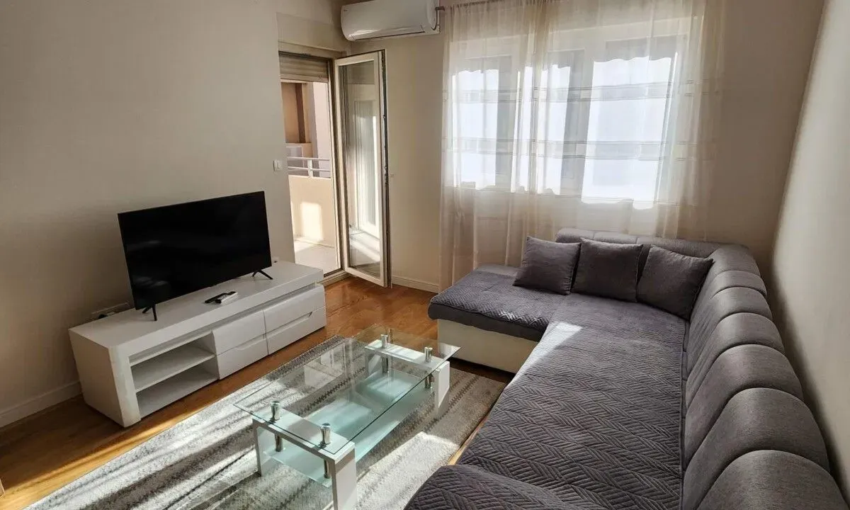 Izdavanje, jednosoban stan, 47m², Central Point, Podgorica