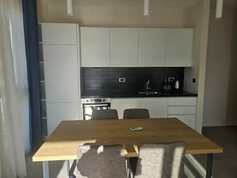 Moderna kuhinja sa trpezarijskim stolom i bijelim elementima. - image 13