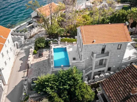 Ugostiteljski objekat in Stoliv