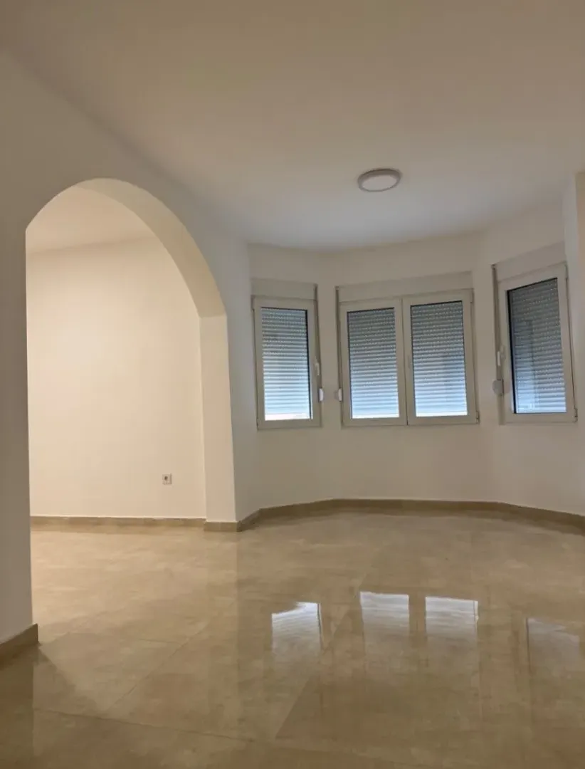 Izdavanje, kuća, 500m², Stari Aerodrom, Podgorica