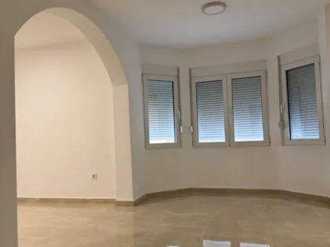 Izdavanje, kuća, 500m², Stari Aerodrom, Podgorica - image 4