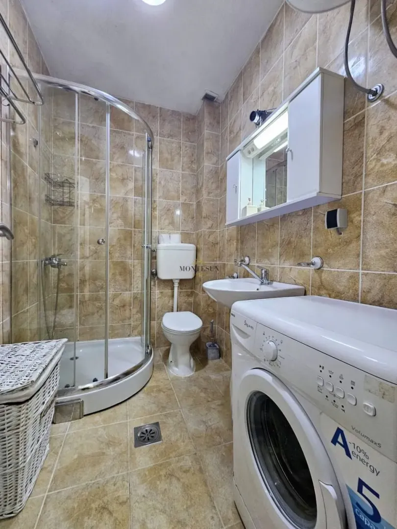 Izdavanje, trosoban stan, 100m², Gospoština, Budva