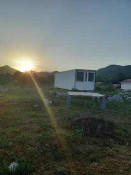 Montažni kontejner na placu u prirodi u vrijeme zalaska sunca. - image 7