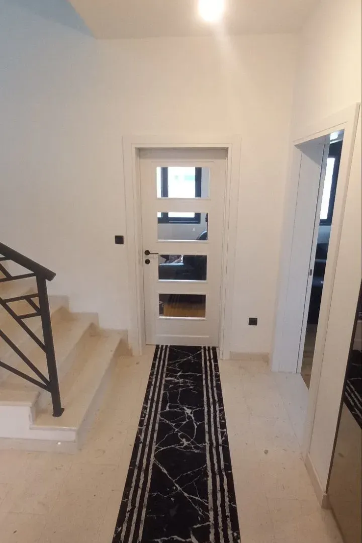 Izdavanje, kuća, 180m², Gornja Gorica, Podgorica