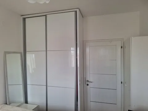 Bijeli garderober sa kliznim vratima i ogledalo u spavaćoj sobi. - image 8