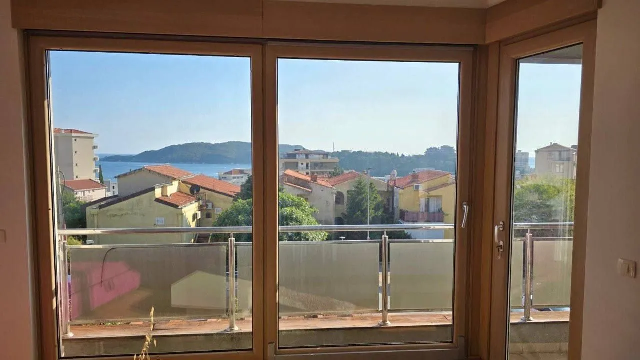 Izdavanje, dvosoban stan, 74m², Bečići, Budva