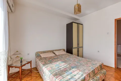 Spavaća soba sa krevetom, ormarom i noćnim stočićem. - image 22