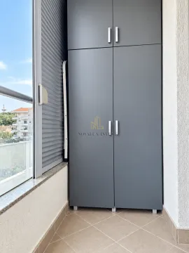 Zastakljeni dio terase sa ugradnim ormarom i roletnama. - image 3