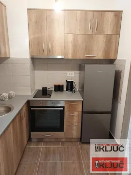 Manja kuhinja sa drvenim elementima, ugradnom rernom i frižiderom. - image 8