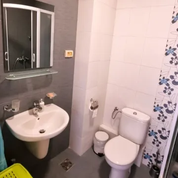 Manje kupatilo sa umivaonikom, ogledalom i toaletom. - image 10