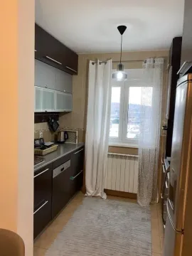 Manja kuhinja sa tamnim elementima i prozorom. - image 5