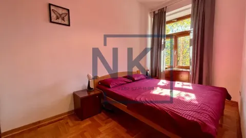 Spavaća soba sa bračnim krevetom, noćnim stočićem i prozorom. - image 6