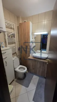 Manje kupatilo sa umivaonikom, WC šoljom, ormarićem i radijatorom sušačem. - image 3