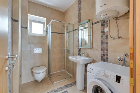 Potpuno opremljeno kupatilo sa tuš kabinom, umivaonikom, WC šoljom i veš mašinom. - image 8