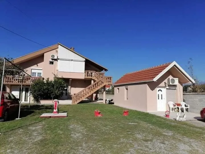 Sale, house, 350m², Tološi, Podgorica