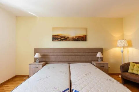 Spavaća soba sa velikim bračnim krevetom, noćnim stočićima i foteljom. - image 31