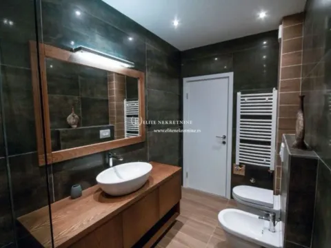 Izdavanje, trosoban stan, 92m², Vračar Centar, Vračar Sve Podlokacije - image 9