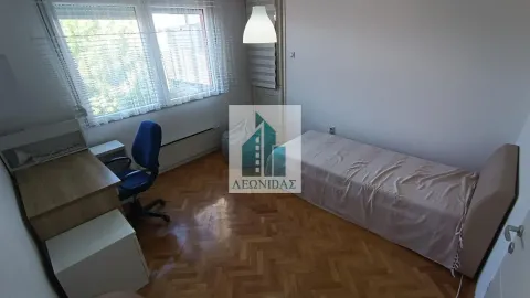 Manja spavaća soba sa krevetom, pisaćim stolom i radnom stolicom. - image 20