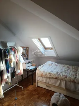 Potkrovlje opremljeno krevetom, radnim stolom i garderoberom. - image 2