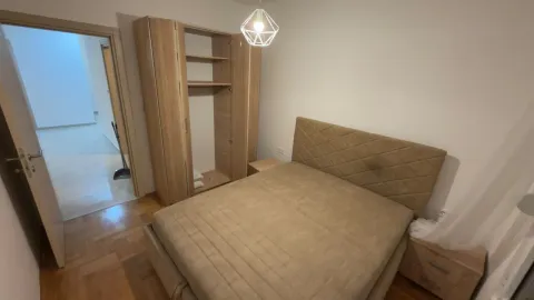 Namještena spavaća soba sa bračnim krevetom i ormarom. - image 7