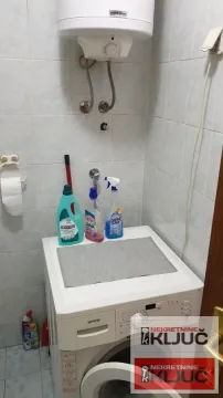 Kupatilo sa veš mašinom i bojlerom na zidu. - image 15
