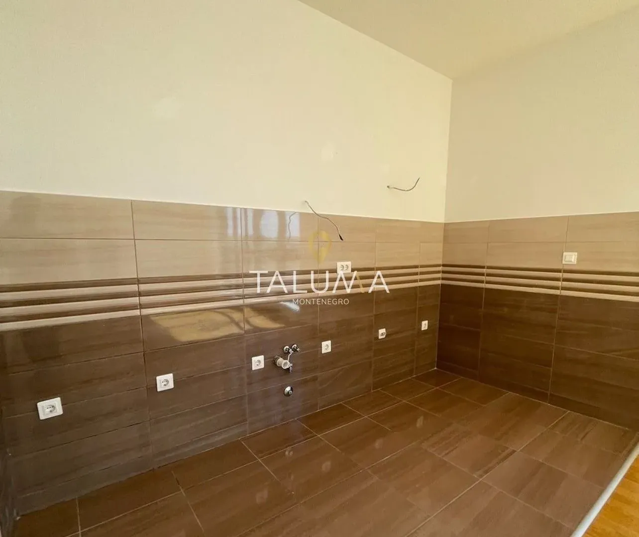Izdavanje, dvosoban stan, 74m², Stari Aerodrom, Podgorica