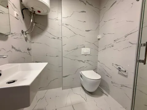 Moderno opremljeno kupatilo sa bijelim keramičkim pločicama i sanitarijama. - image 9