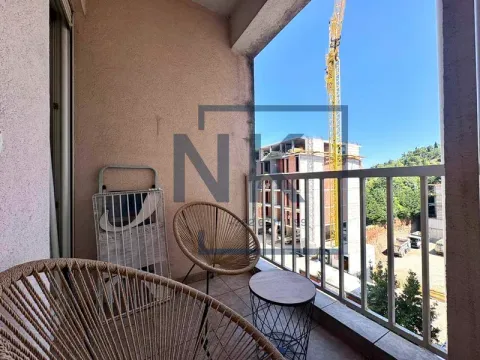 Manji namješteni balkon sa pogledom na okolnu gradilišnu zonu. - image 7