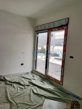 Prazna prostorija u toku renoviranja sa novom balkonskom vratima i zaštitnom folijom na podu. - image 2