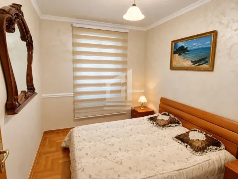 Furnished bedroom with a double bed, a window, and a wall mirror. - image 4