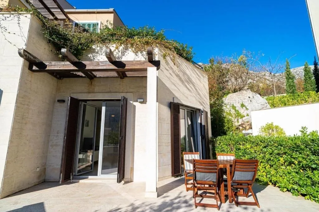 Prodaja, dvosoban stan, 84m², Morinj, Kotor