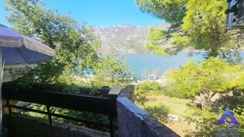 Terasa sa suncobranom i pogledom na more i planine. - image 3