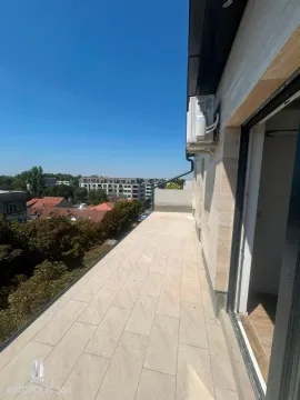 Prostrana popločana terasa sa pogledom na grad i klimom na zidu. - image 8