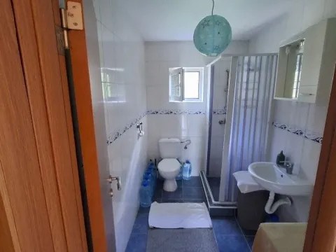 Izdavanje, dvosoban stan, 70m², Dub, Kotor - image 11