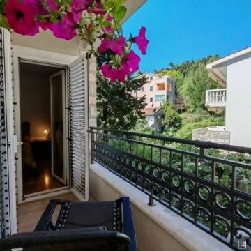 Namješten balkon sa pogledom na okolinu i ulazom u sobu. - image 3