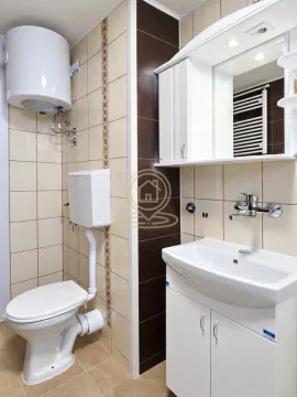 Kupatilo opremljeno umivaonikom, WC šoljom i bojlerom. - image 7