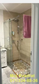 Kupatilo sa tuš kabinom i staklenim paravanom. - image 10