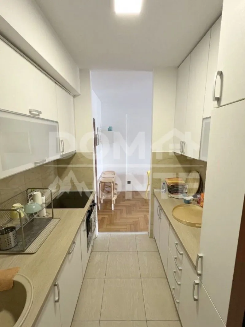 Izdavanje, dvosoban stan, 115m², Centar, Tivat