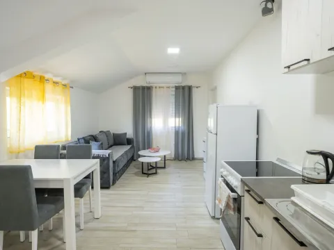 Izdavanje, jednosoban stan, 40m², Radanovići, Kotor - image 4