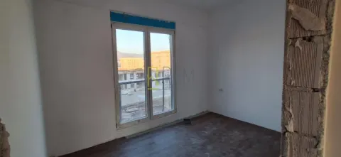 Prazna neuređena soba sa prozorom i pogledom na gradilište. - image 7